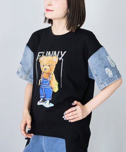 Mikonosublue Storeの黒い半袖Tシャツ。袖はダメージ加工のデニム素材で、フロントにはビジュー付きのくまのイラストが描かれたゆったりとしたドッキングトップス。