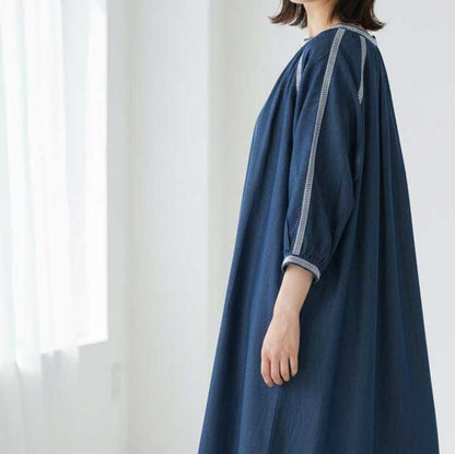 Mikonosublue Storeの襟元と袖に繊細なレースをあしらった、ゆったりとしたシルエットの七分袖デニムワンピース