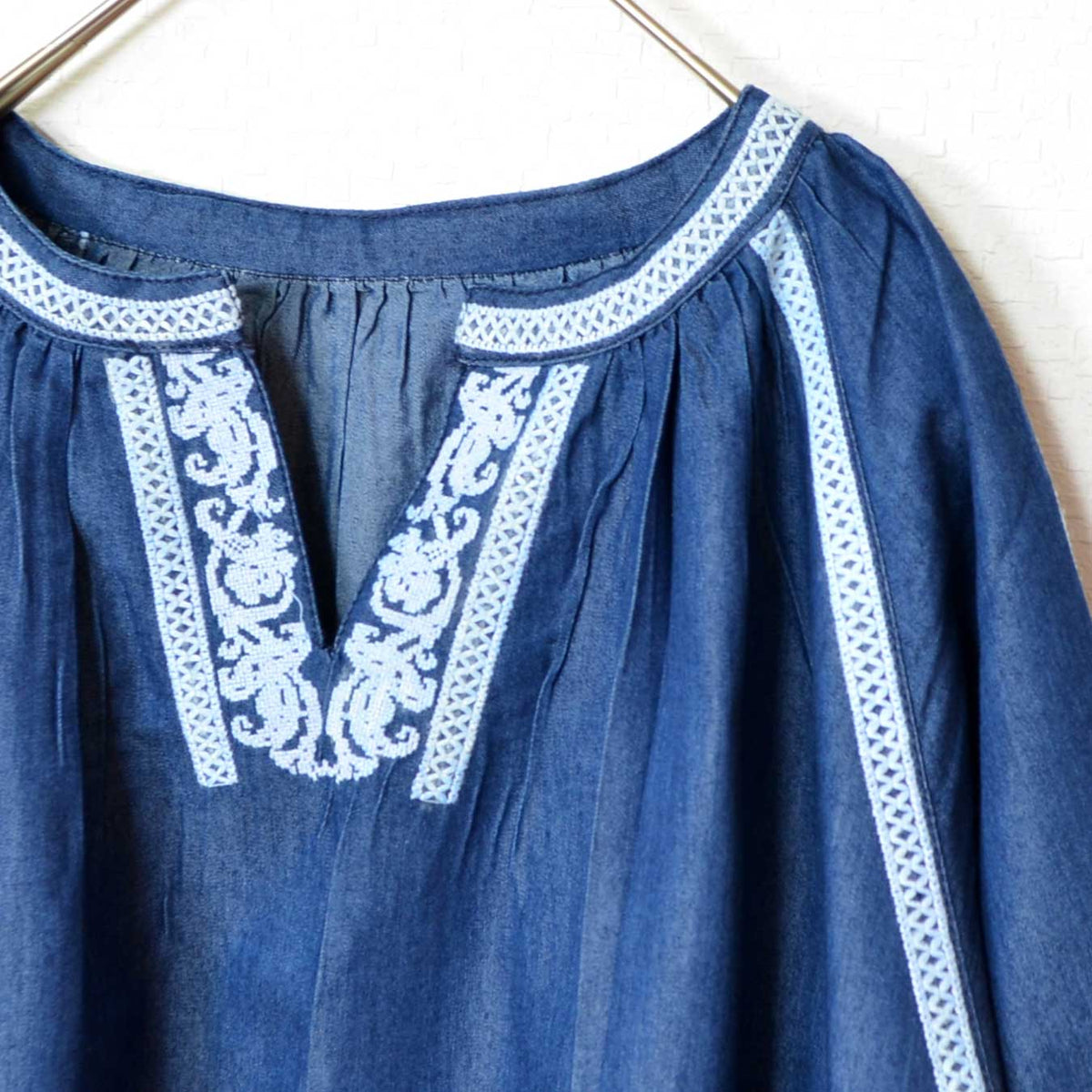 Mikonosublue Storeの4.5ozデニムワンピース。Vネックに繊細な刺繍レースをあしらった七分袖のゆったりとしたデザイン。