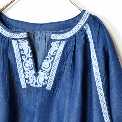 Mikonosublue Storeの4.5ozデニムワンピース。Vネックに繊細な刺繍レースをあしらった七分袖のゆったりとしたデザイン。