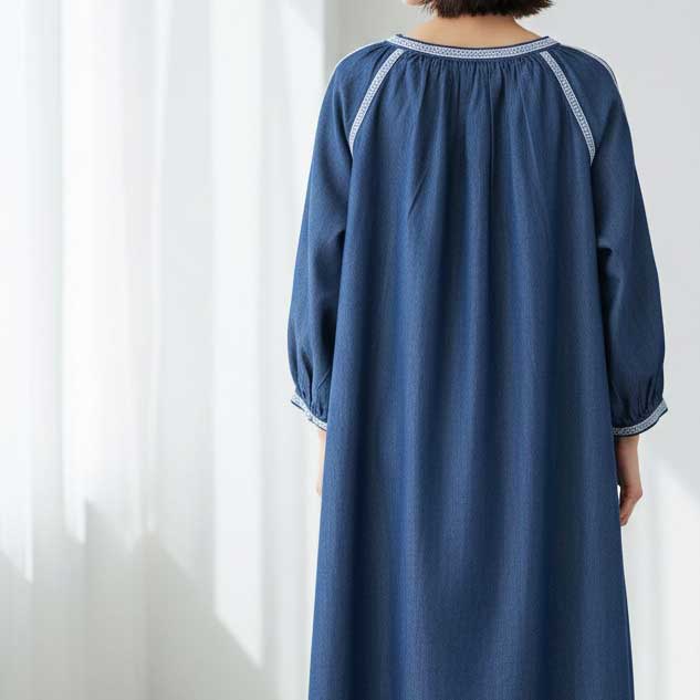 Mikonosublue Storeの襟元と袖に繊細なレースをあしらった、ゆったりとしたシルエットの七分袖デニムワンピース（後ろ姿）