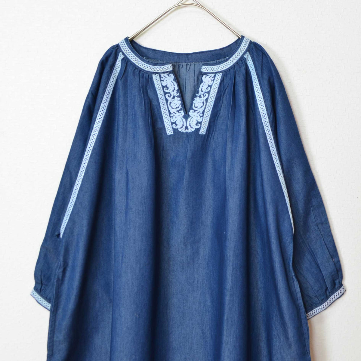 Mikonosublue Storeの襟元と袖に繊細なレース刺繍を施した、ゆったりとしたシルエットの七分袖デニムワンピース