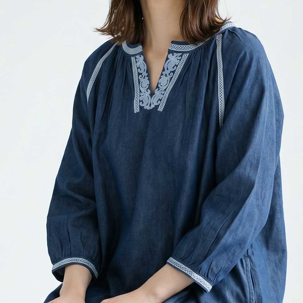 Mikonosublue Storeの襟元と袖に繊細なレースをあしらった、ゆったりとしたシルエットの七分袖デニムワンピース