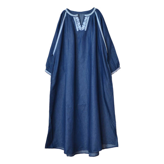 Mikonosublue Storeの襟元と袖に繊細なレースをあしらった、ゆったりとしたシルエットの七分袖デニムワンピース