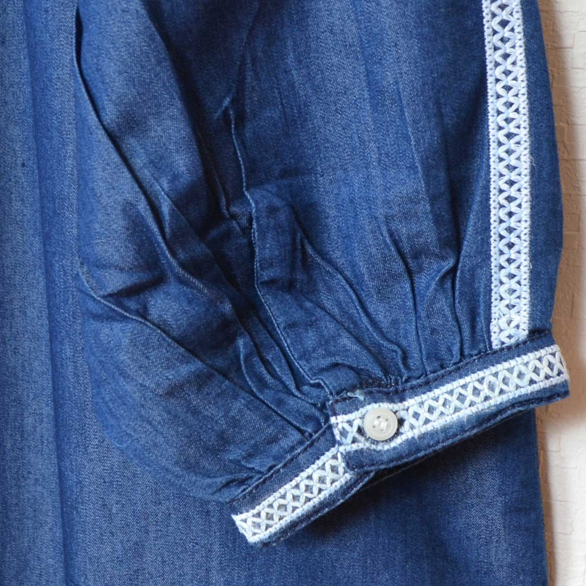 Mikonosublue Storeの4.5ozデニムワンピース。袖口に繊細なホワイトレース刺繍をあしらった七分袖のディテール。