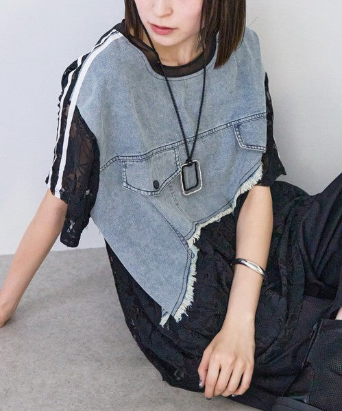 Mikonosublue Storeのデニムと黒レースをドッキングした半袖Tシャツ。スポーティなライン入りでゆったりとしたシルエットの個性派トップス。