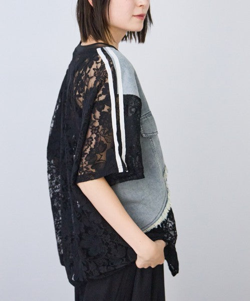 Mikonosublue Storeのデニムと黒のフラワーレースをドッキングした半袖Tシャツ。サイドのラインテープが特徴のゆったりとしたオーバーサイズトップス