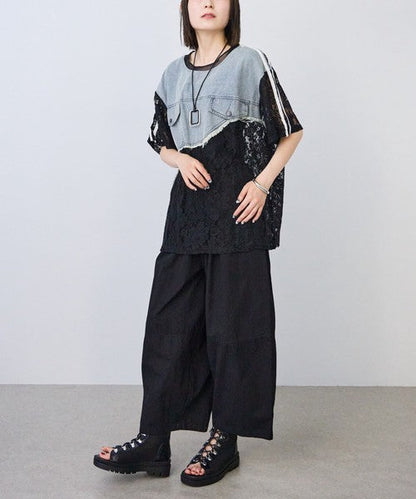 Mikonosublue Storeのデニムと黒のフラワーレースをドッキングした半袖Tシャツ。ゆったりとしたチュニック丈で、袖のラインテープがスポーティなアクセント。