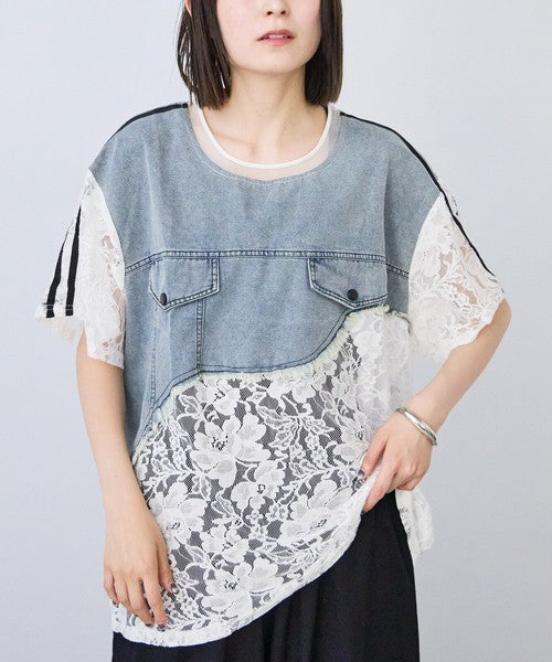 Mikonosublue Storeのデニムとホワイトのフラワーレースをドッキングした半袖Tシャツ。ゆったりとしたシルエットで、スポーティなラインテープがアクセントの個性的な夏用トップス。