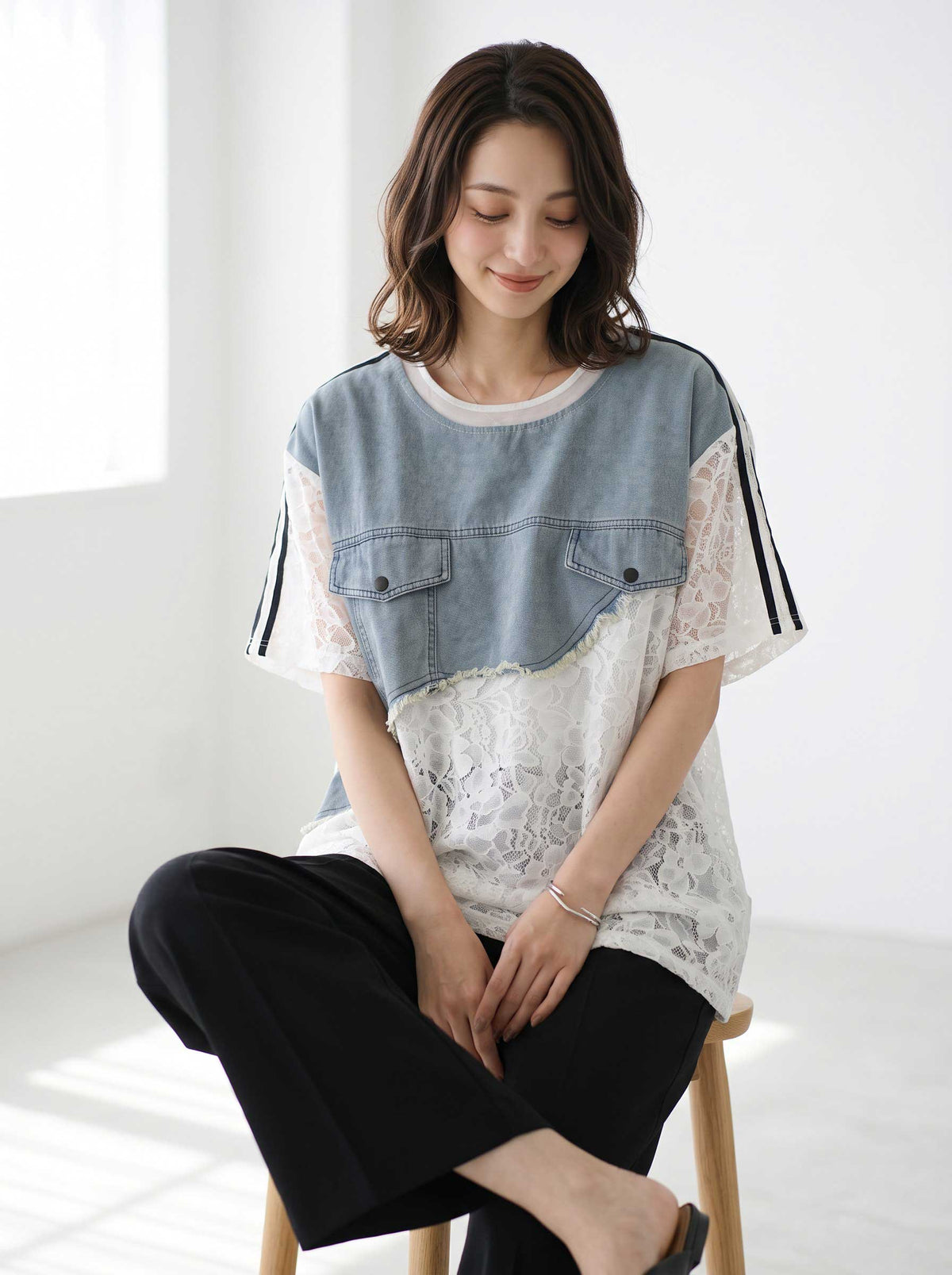 Mikonosublue Storeのデニムとフラワーレースをドッキングした半袖Tシャツ。ゆったりとしたシルエットで、袖のラインテープがスポーティなアクセント。