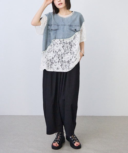 Mikonosublue Storeのデニムとフラワーレースをドッキングした半袖Tシャツ。ゆったりとしたオーバーサイズで、カジュアルなデニムとフェミニンなレースの異素材ミックスが特徴。