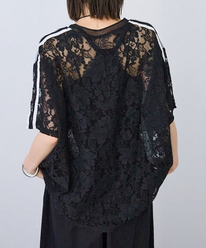 Mikonosublue Storeのデニムと黒のフラワーレースをドッキングした半袖Tシャツ。バックスタイルは透け感のあるレースで涼しげなオーバーサイズデザイン