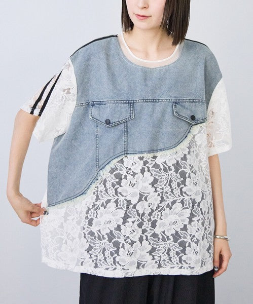 Mikonosublue Storeのデニムとフラワーレースをドッキングした半袖Tシャツ。ゆったりとしたシルエットで涼しげなシアー素材を使用。