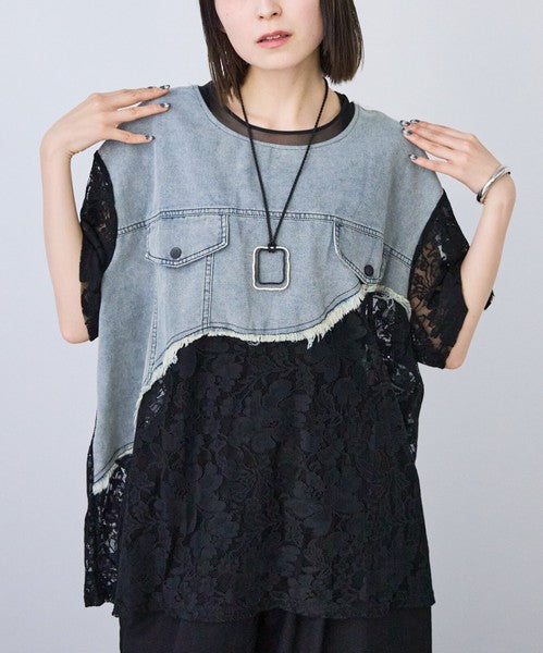 Mikonosublue Storeのデニムと黒レースをドッキングした半袖オーバーサイズTシャツ。アシンメトリーな切り替えが特徴的