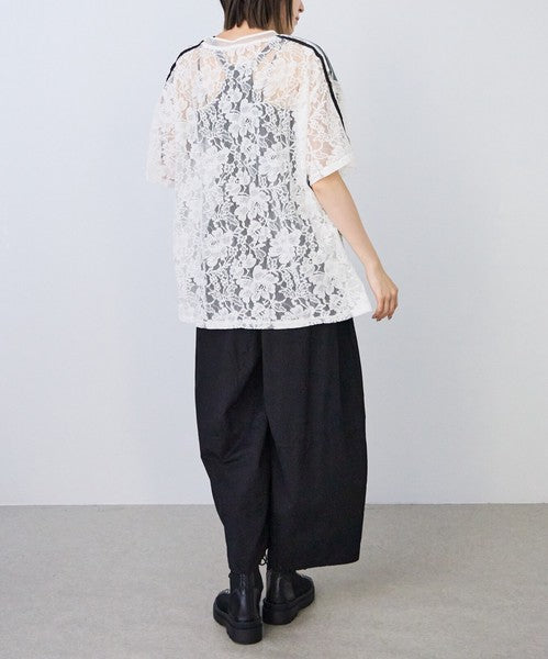 Mikonosublue Storeのデニムとフラワーレースをドッキングした半袖Tシャツ。バックスタイルは透け感のあるレースで涼しげなデザイン。