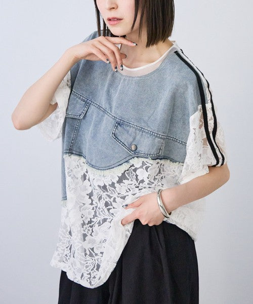 Mikonosublue Storeのデニムとフラワーレースをドッキングした半袖Tシャツ。透け感のあるシアー素材とスポーティなラインが特徴のゆったりとしたオーバーサイズトップス。