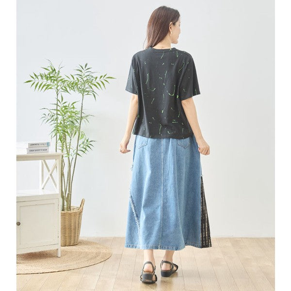 Mikonosublue Storeのデニムとチェック柄を組み合わせたパッチワークマキシスカート。フリンジ加工とワッペンが特徴のリメイク風デザインで、Aラインのロング丈が体型をカバーします。