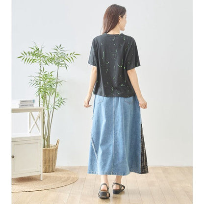 Mikonosublue Storeのデニムとチェック柄を組み合わせたパッチワークマキシスカート。フリンジ加工とワッペンが特徴のリメイク風デザインで、Aラインのロング丈が体型をカバーします。