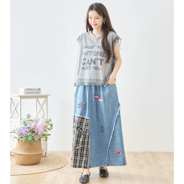 Mikonosublue Storeのデニムとチェック柄を組み合わせたパッチワークマキシスカート。ワッペンとフリンジが特徴のリメイク風デザインで、ウエストゴム仕様のコットン100%ロングスカート。