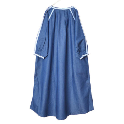 Mikonosublue Storeの襟元と袖に繊細なレースをあしらった、ゆったりとしたシルエットの七分袖デニムワンピース