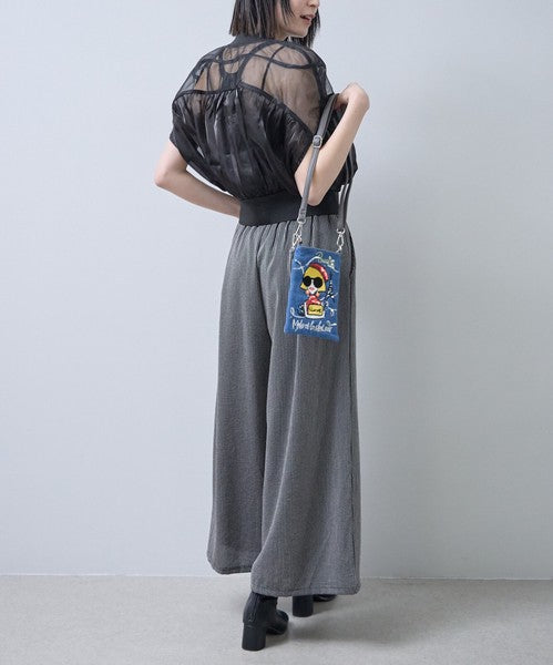 Mikonosublue Storeのサングラスをかけた女の子が刺繍されたスパンコール付きデニムブルーの2WAYスマホショルダーを斜めがけする女性