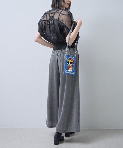 Mikonosublue Storeのサングラスをかけた女の子が刺繍されたスパンコール付きデニムブルーの2WAYスマホショルダーを斜めがけする女性