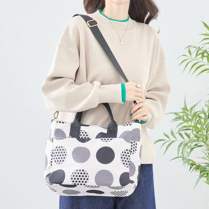 Mikonosublue Storeのランダムな大ドット柄が特徴的なポリエステル素材の2WAYハンドバッグ兼ショルダーバッグ