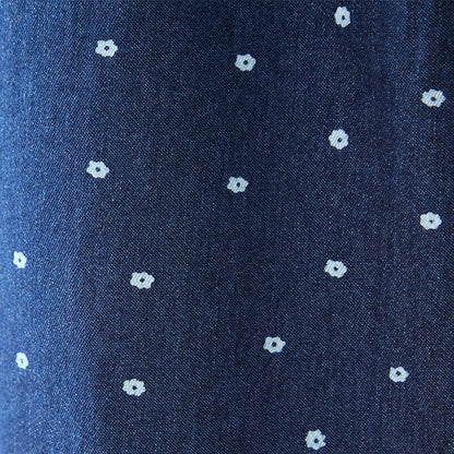 Mikonosublue Storeのネイビーデニム生地に小さな白いドット柄がプリントされたワイドパンツのアップ画像
