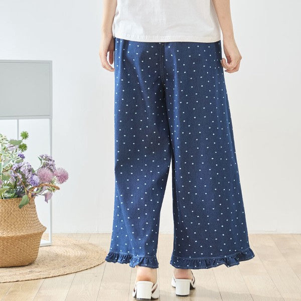 Mikonosublue Storeのドット柄デニムワイドパンツ。裾フリルが特徴の綿100%ネイビーデニムで、ウエストゴムのゆったりとしたシルエット。