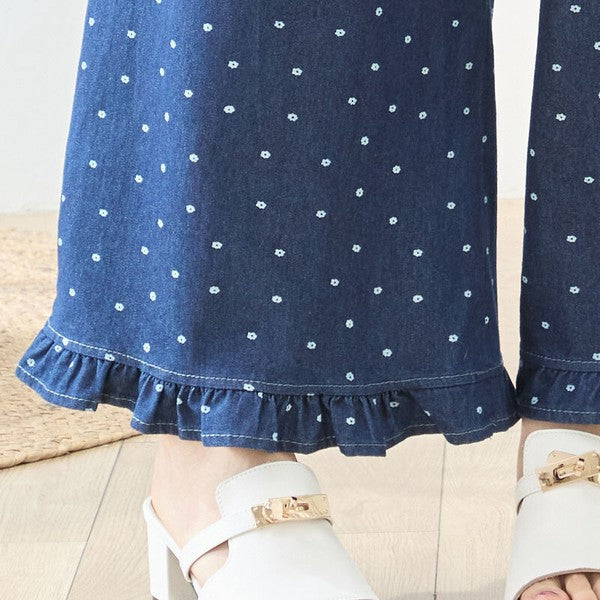 Mikonosublue Storeのドット柄デニムワイドパンツ。裾フリルが特徴の綿100%ネイビーデニムで、大人可愛いカジュアルスタイルを演出。