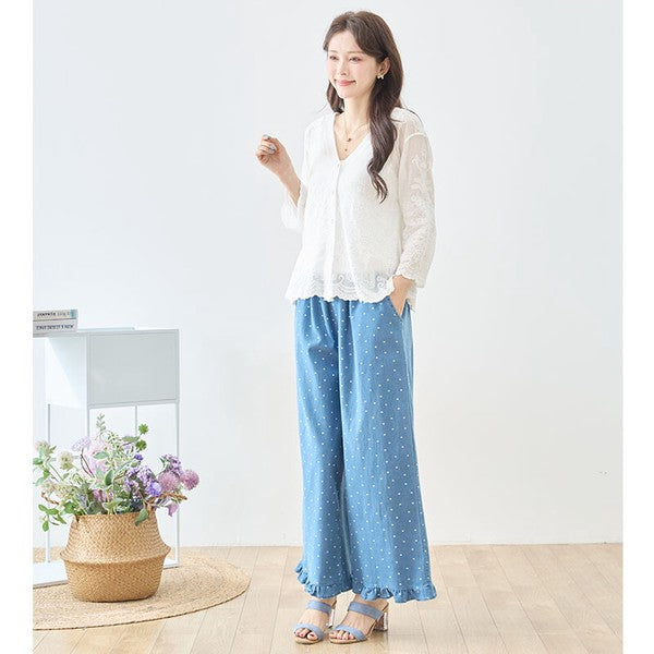 Mikonosublue Storeのドット柄デニムワイドパンツ。裾フリルが特徴の綿100%素材で、ウエストゴムのゆったりとしたシルエット。