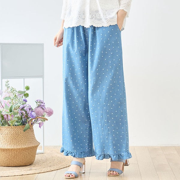 Mikonosublue Storeのドット柄裾フリルデニムワイドパンツ。綿100%のブルーデニムに白いドットが映える、ウエストゴムでゆったりとした体型カバーデザイン。