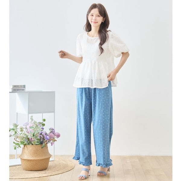 Mikonosublue Storeのドット柄デニムワイドパンツ。裾フリルが可愛い綿100%のゆったりとしたブルーのパンツを着用した女性。