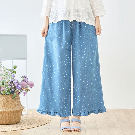 Mikonosublue Storeのドット柄デニムワイドパンツ。裾フリルとウエストゴムで快適な綿100%のカジュアルなボトムス。