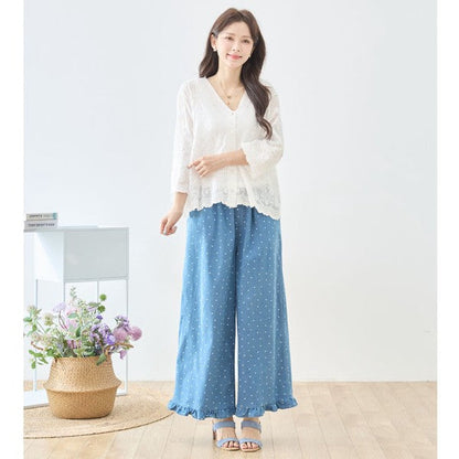 Mikonosublue Storeのドット柄デニムワイドパンツ。裾フリルが可愛い綿100%のゆったりした青いパンツを白いブラウスと合わせたコーディネート。