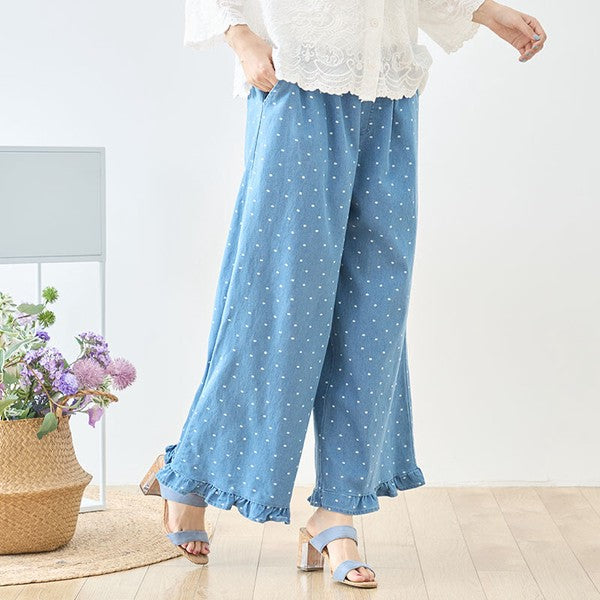 Mikonosublue Storeのドット柄デニムワイドパンツ。裾フリルが特徴の綿100%素材で、ウエストゴムのゆったりとしたシルエット。