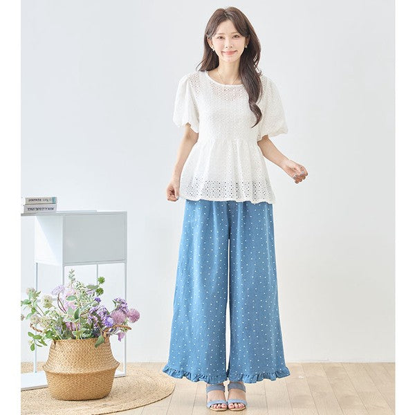 Mikonosublue Storeのドット柄裾フリルデニムワイドパンツ。綿100%のブルーデニムに白いドットと裾のフリルが特徴で、ウエストゴムでゆったりとしたシルエット。
