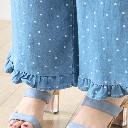 Mikonosublue Storeのドット柄デニムワイドパンツ。裾フリルが特徴の綿100%素材で、足元を華やかに演出します。