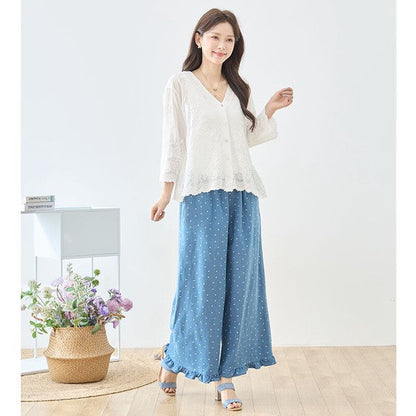 Mikonosublue Storeのドット柄デニムワイドパンツ。裾フリルが可愛い綿100%のゆったりとした青いパンツを着用した女性。