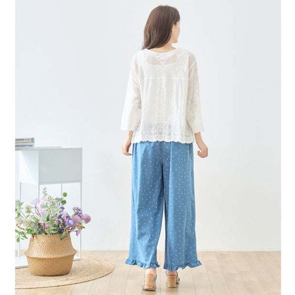 Mikonosublue Storeのドット柄デニムワイドパンツ。裾フリルが特徴で、ウエストゴムのゆったりとしたシルエット。
