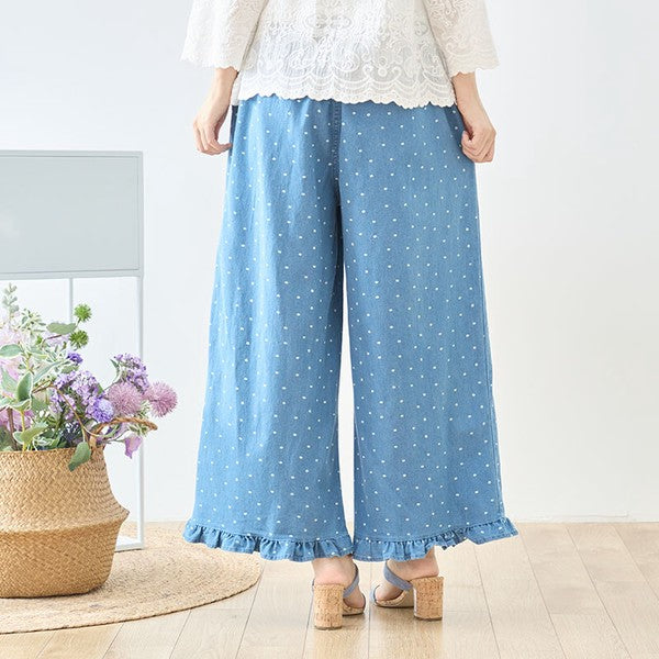 Mikonosublue Storeのドット柄デニムワイドパンツ。裾フリルが特徴の綿100%素材で、ウエストゴムのゆったりとしたシルエット。