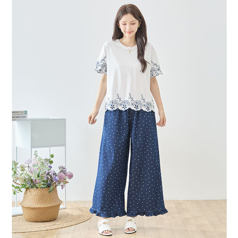Mikonosublue Storeのドット柄裾フリルデニムワイドパンツ。ウエストゴムでゆったりとした綿100%のネイビーパンツを着用したモデル。