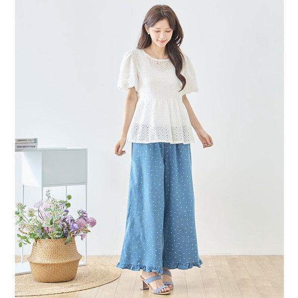 Mikonosublue Storeのドット柄裾フリルデニムワイドパンツ。綿100%のブルーデニムに白いドットと裾のフリルが特徴で、ウエストゴムのゆったりとしたシルエットが体型をカバーします。