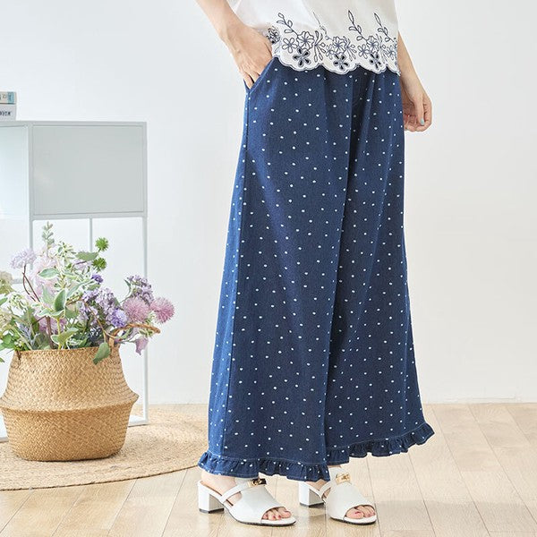 Mikonosublue Storeのドット柄デニムワイドパンツ。裾フリルとウエストゴムで体型カバーも叶う綿100%のネイビーパンツ。