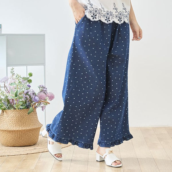 Mikonosublue Storeのドット柄裾フリルデニムワイドパンツ。綿100%のネイビーデニムに小さなドットが映える、ウエストゴムでゆったりとした体型カバーパンツ。