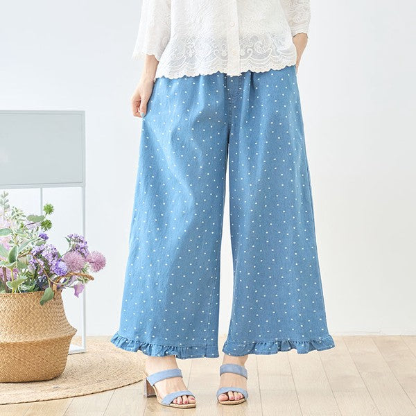 Mikonosublue Storeのドット柄デニムワイドパンツ。裾フリルが特徴の綿100%素材で、ウエストゴムのゆったりとしたシルエット。