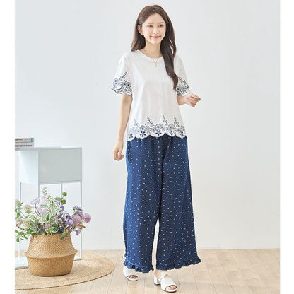 Mikonosublue Storeのドット柄裾フリルワイドパンツ。ネイビーの綿100%デニム素材でウエストゴムのゆったりとしたシルエット。