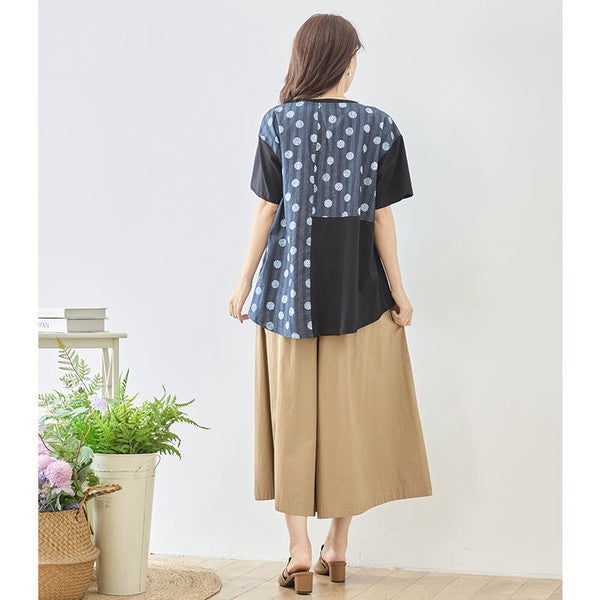 Mikonosublue Storeのドット柄と無地の異素材切り替え半袖トップス。ゆったりとしたAラインシルエットで体型カバーも叶う夏用カットソー