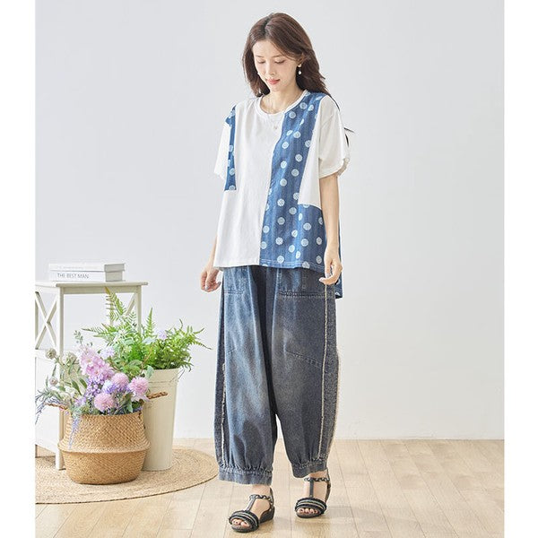 Mikonosublue Storeのドット柄と無地を切り替えたアシンメトリーな半袖トップス。ゆったりとしたAラインシルエットで体型カバーも叶うコットン混素材の夏用カットソー