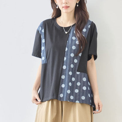 Mikonosublue Storeの黒い無地とドット柄の異素材切り替え半袖トップス。ゆったりとしたAラインで体型カバーも叶うデザイン。